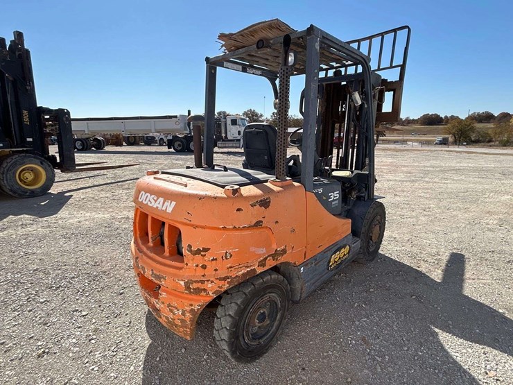 doosan-d35s-5-6,900lb-diesel-forklift-image-3