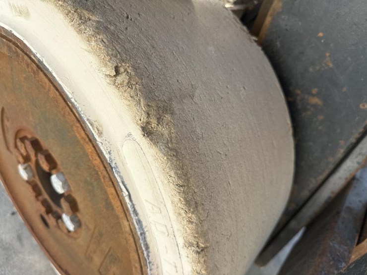 caterpillar-t80d-image-40