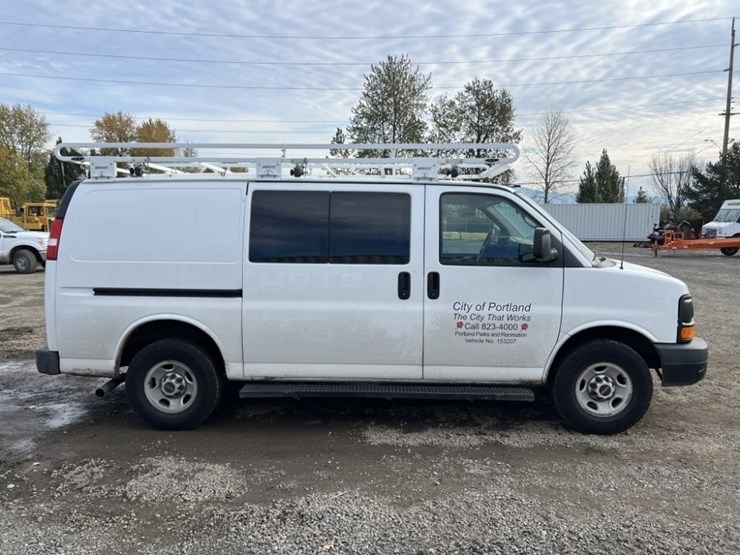 2015-gmc-savana-cargo-van-image-3