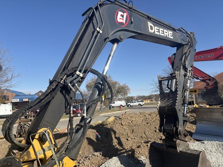 2013-deere-85d-image-25