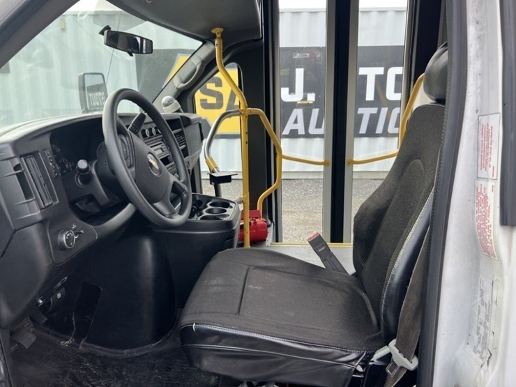 2015-chevrolet-express-paratransit-bus-image-23