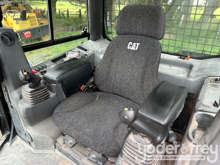 2017-caterpillar-d3k2-lgp-image-5