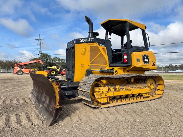 2022-deere-650k-image-1