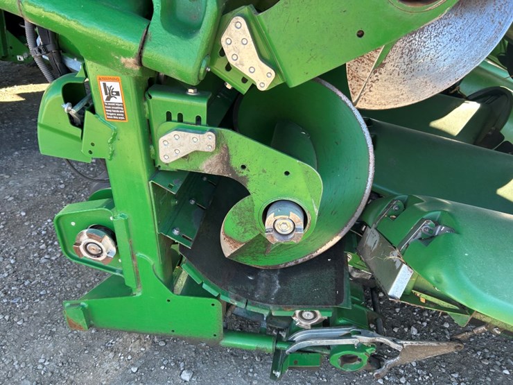 2022-john-deere-c12f-image-11