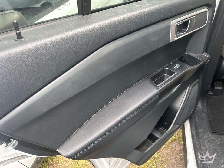 2022-ford-explorer-image-18