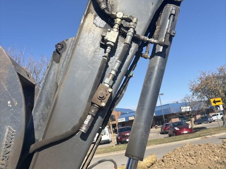 2013-deere-85d-image-31