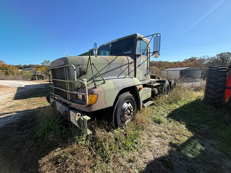 #22592-•-inop-1992-freightliner-t/a-daycab-truck-tractor-vin:-1fuymzyb1np520782-image-1