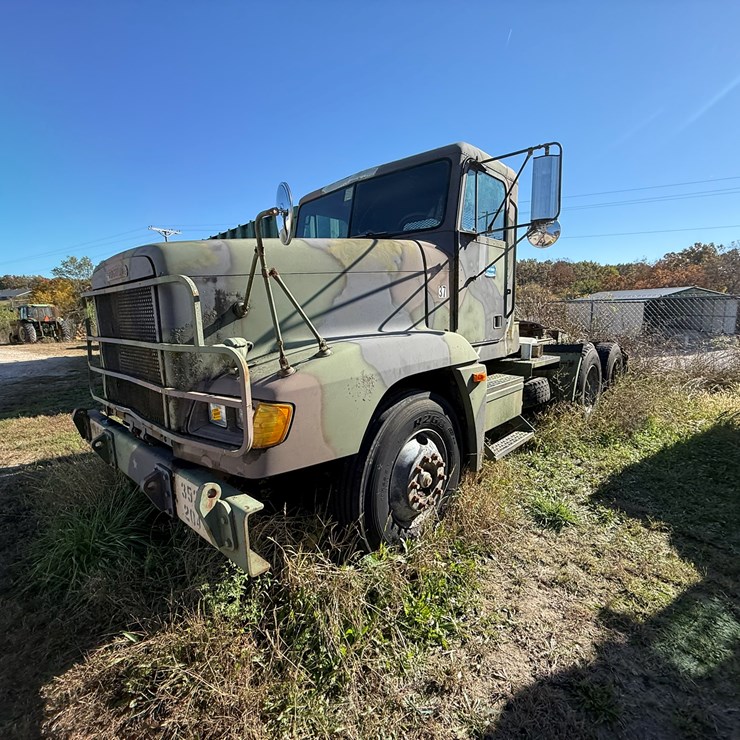 #22592 • INOP 1992 Freightliner T/A Daycab Truck Tractor VIN: 1FUYMZYB1NP520782