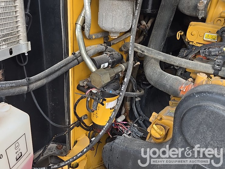 2021-caterpillar-299d3-image-31