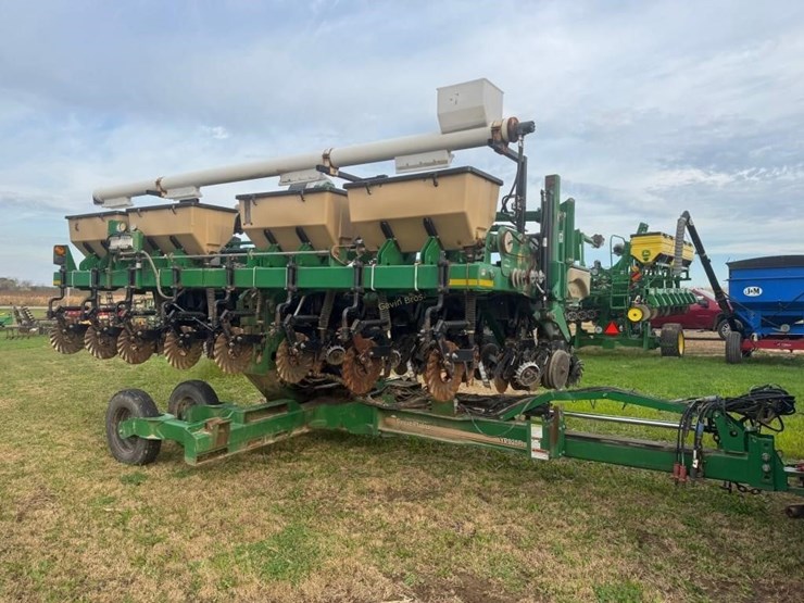 great-plains-yp825r-twin-row-planter-image-2