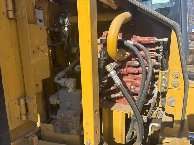 2013-deere-85d-image-16