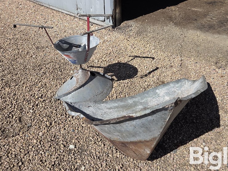 metal-auger-hopper-&-bin-spreader-image-1