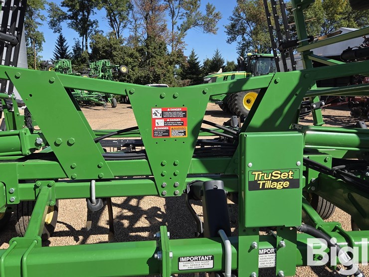 2022-john-deere-2430-image-14