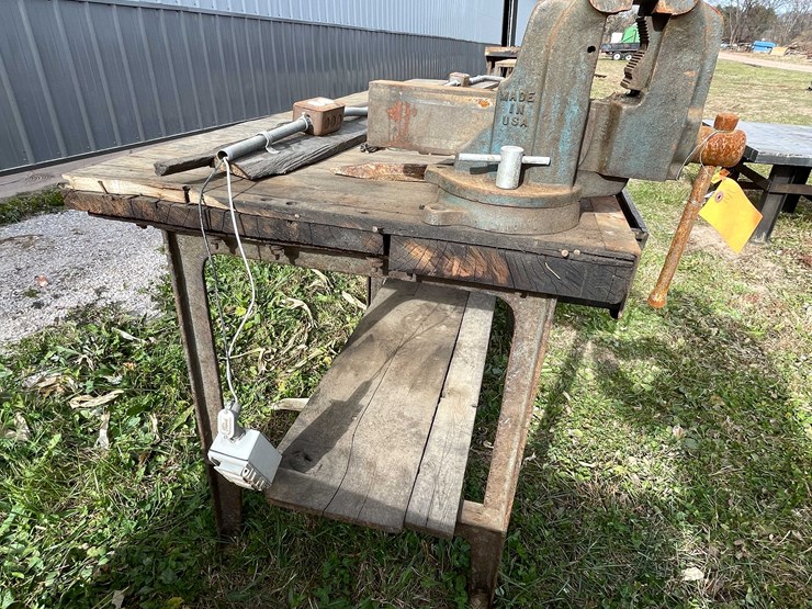 #3141-•-shop-bench-and-vice-image-4