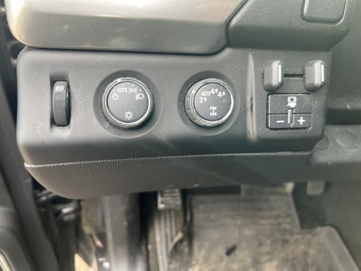 2017-chevrolet-tahoe-image-23