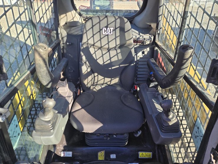 2020-caterpillar-259d3-image-30