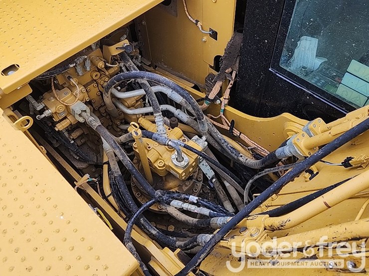 2016-caterpillar-320fl-image-13