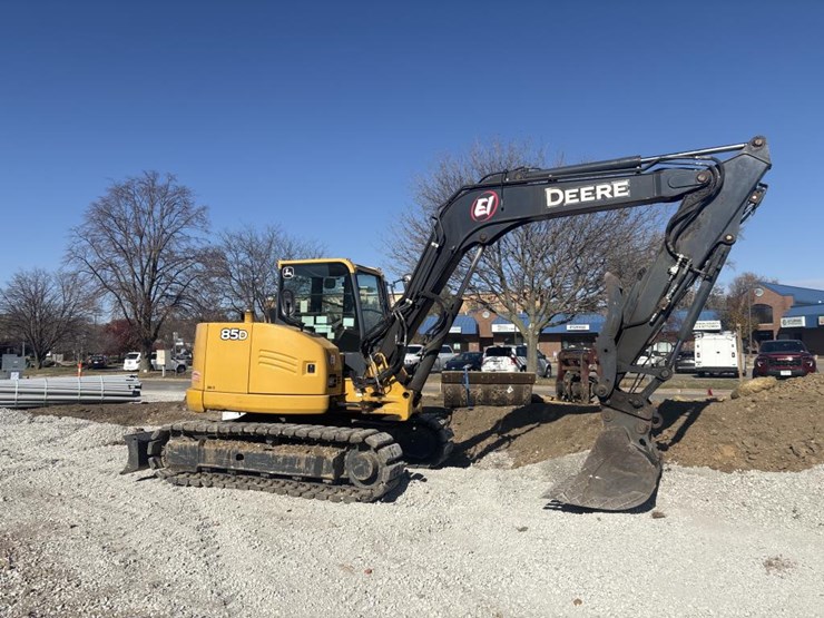 2013-deere-85d-image-4