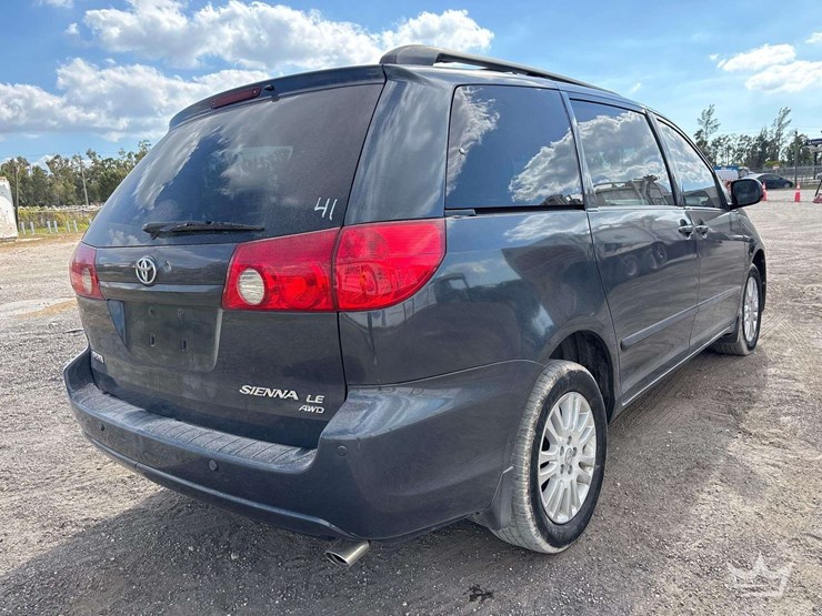 2008-toyota-sienna-image-2
