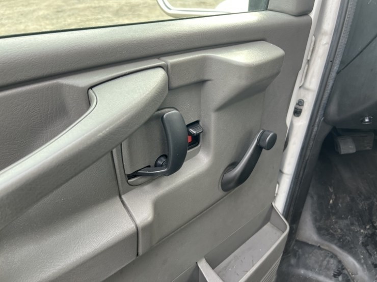 2015-chevrolet-express-paratransit-bus-image-25