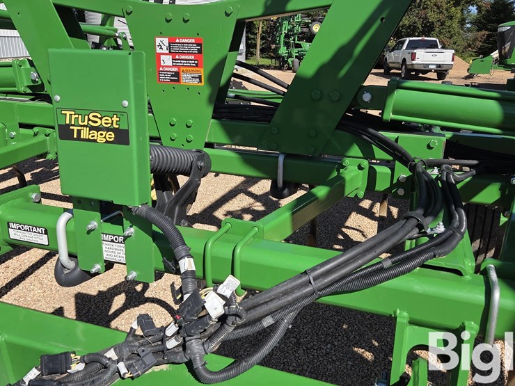 2022-john-deere-2430-image-10