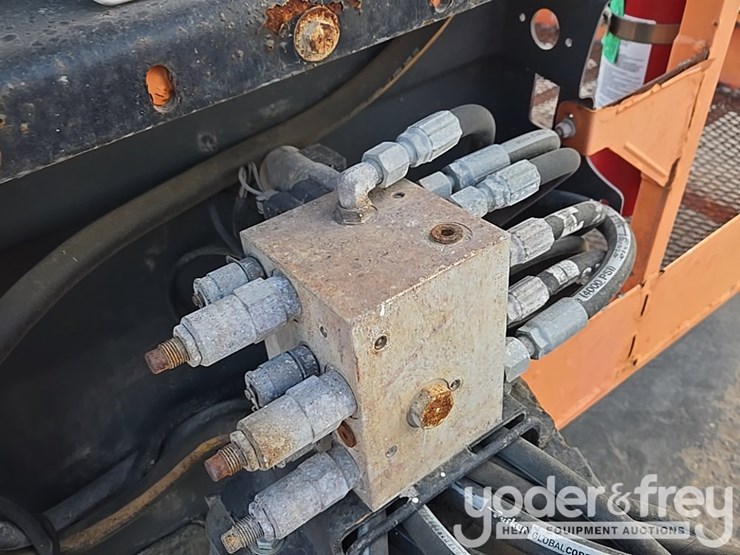 2015-jlg-600aj-image-39