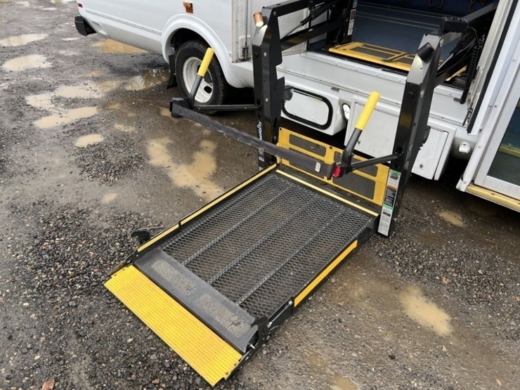 2015-chevrolet-express-paratransit-bus-image-20