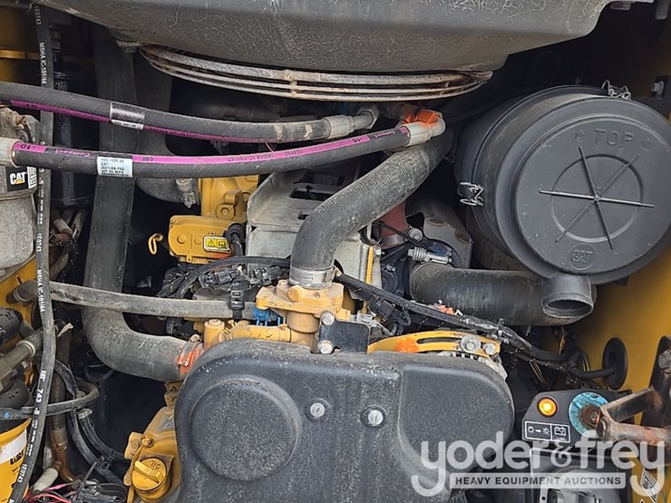 2021-caterpillar-299d3-image-34