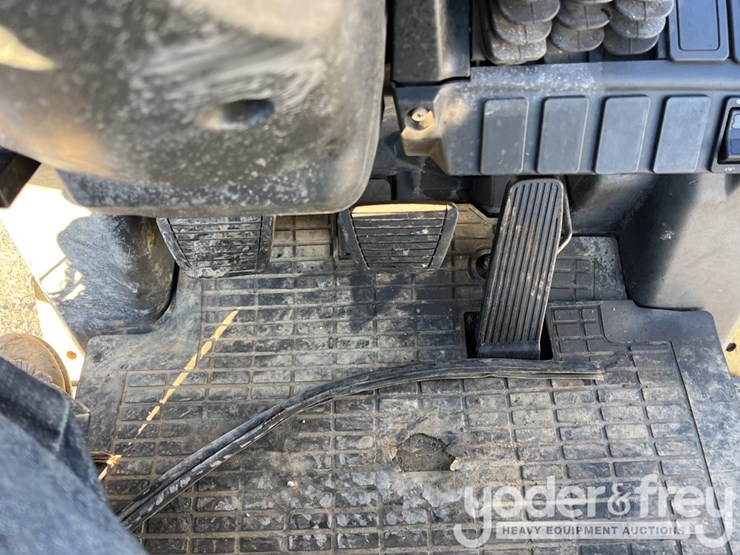 2015-caterpillar-2c6000-image-17