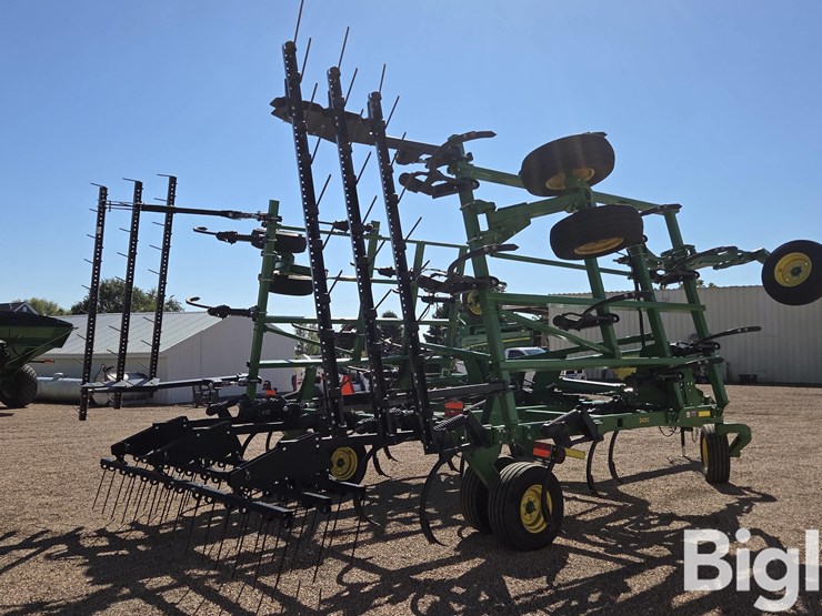 2022-john-deere-2430-image-5