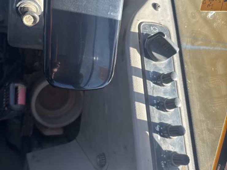 2013-deere-85d-image-49