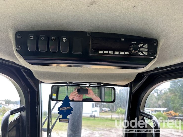 2017-caterpillar-d3k2-lgp-image-8