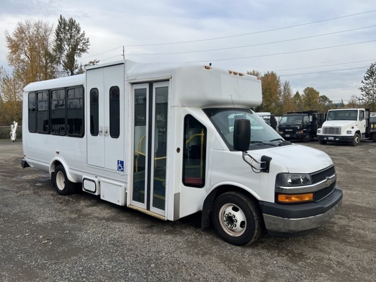 2015-chevrolet-express-paratransit-bus-image-2
