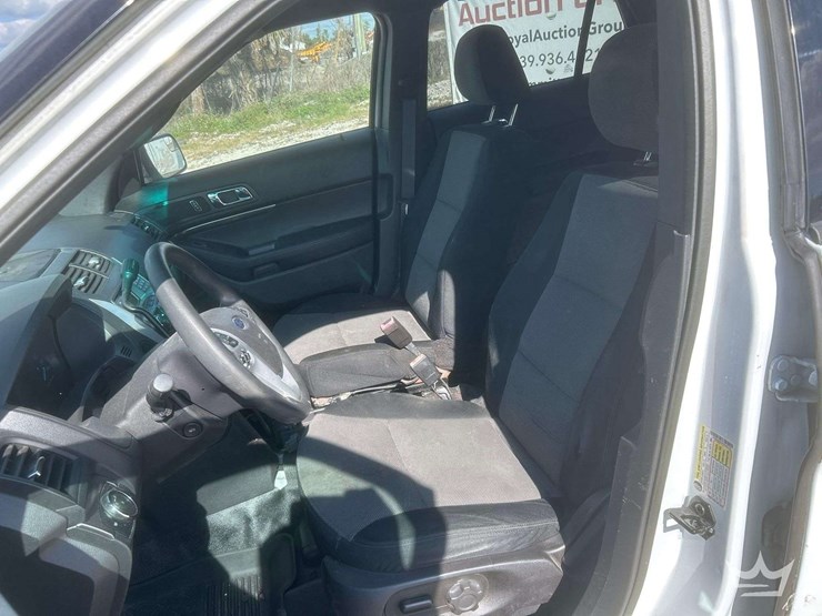 2015-ford-explorer-image-17