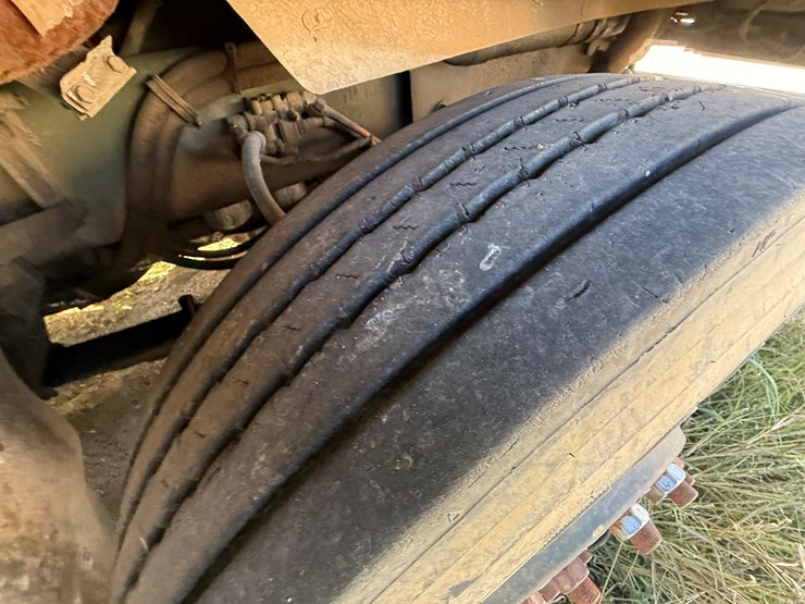 #22592-•-inop-1992-freightliner-t/a-daycab-truck-tractor-vin:-1fuymzyb1np520782-image-12