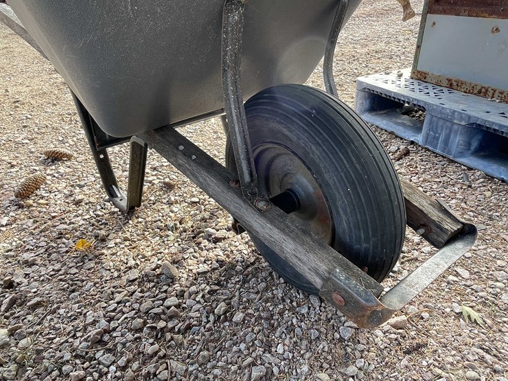 #3105-•-true-temper-wheelbarrow-image-3