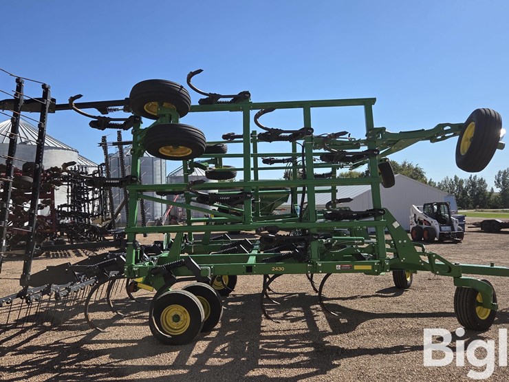 2022-john-deere-2430-image-4