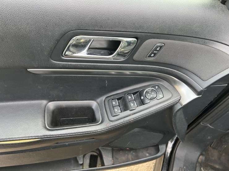 2017-ford-explorer-image-24