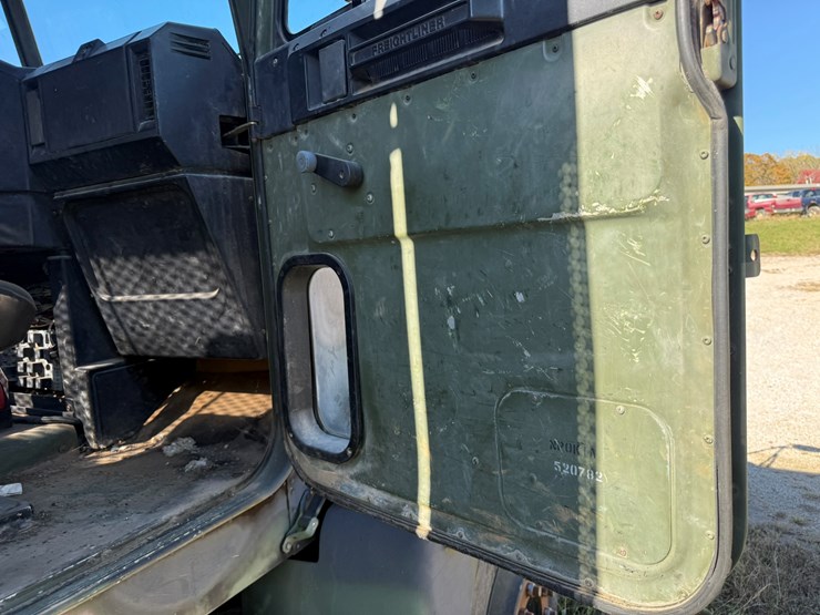 #22592-•-inop-1992-freightliner-t/a-daycab-truck-tractor-vin:-1fuymzyb1np520782-image-57