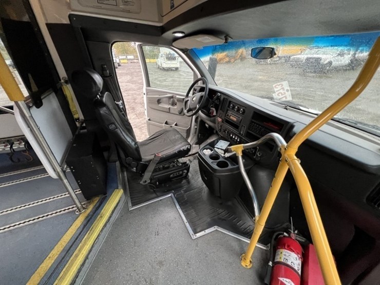 2015-chevrolet-express-paratransit-bus-image-24