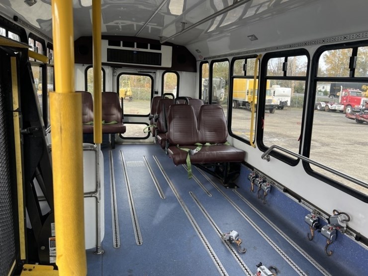 2015-chevrolet-express-paratransit-bus-image-20