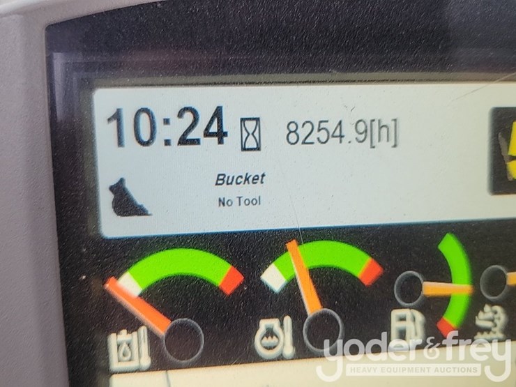 2016-caterpillar-320fl-image-39