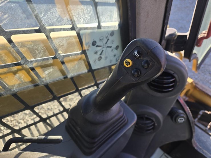 2020-caterpillar-259d3-image-32