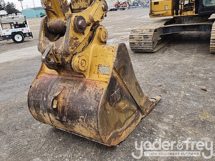 2016-caterpillar-320fl-image-27