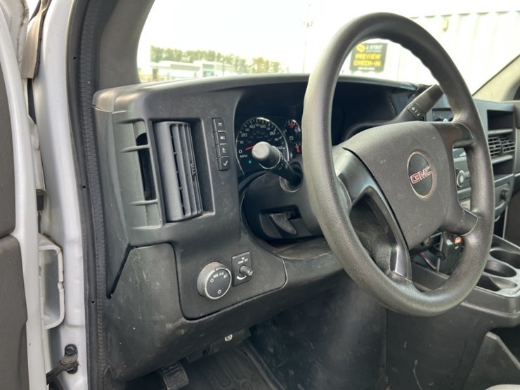 2015-gmc-savana-cargo-van-image-24