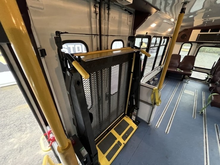 2015-chevrolet-express-paratransit-bus-image-26