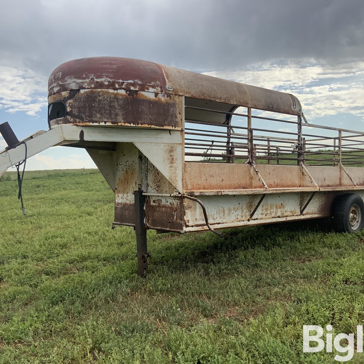 1986 Easley S/A Gooseneck Livestock Trailer
