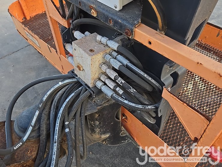 2015-jlg-600aj-image-60