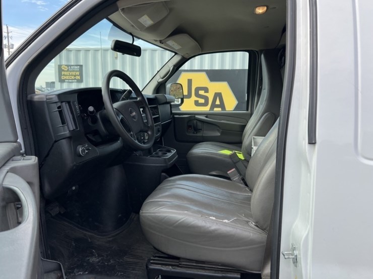 2015-gmc-savana-cargo-van-image-22