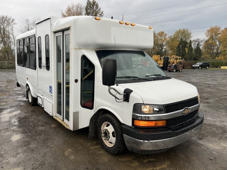 2015-chevrolet-express-paratransit-bus-image-2